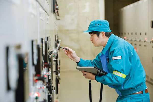 電気室での日常点検の様子