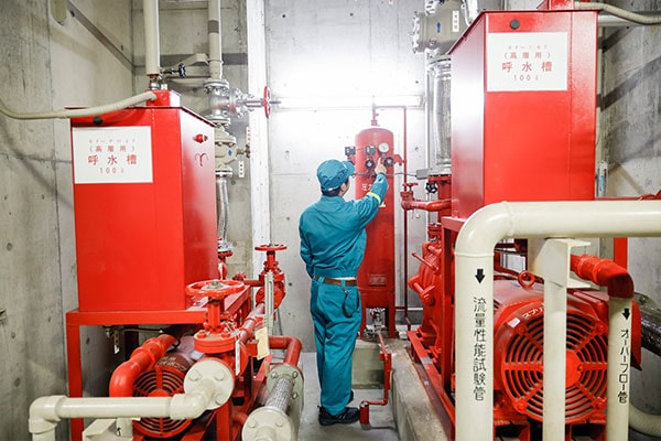電気室での日常点検の様子