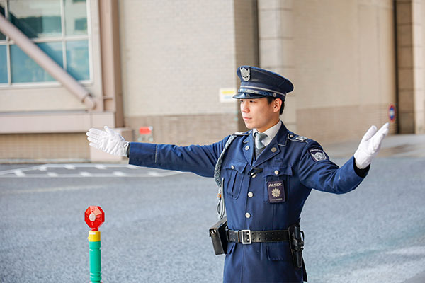 常駐警備による構内車両誘導の様子