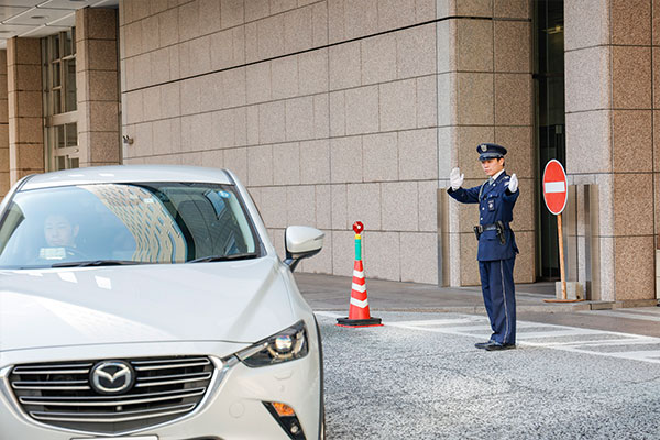 常駐警備による構内車両誘導の様子