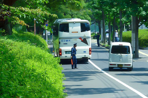 臨時警備による構外車両誘導の様子